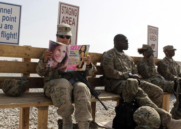 Thượng sĩ Norma Gonzales thuộc Tiểu đoàn nội vụ 426 đang ngồi đọc tạp chí trong lúc đợi trực thăng tới đón đến căn cứ quân sự khác ở Kandahar, miền nam Afghanistan.